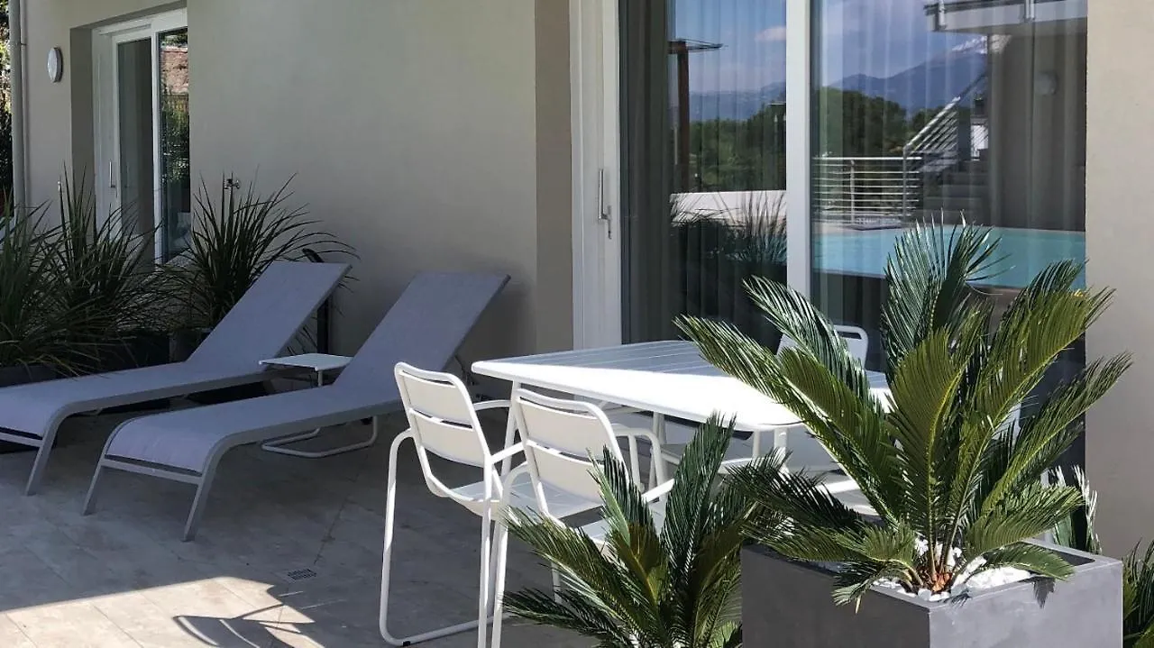 *Central Lakeside Apt*Swimming Pool & Free Parking Peschiera del Garda 0*,  Itálie